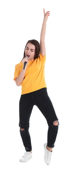 Junge Frau Legerer Kleidung Singt Mikrofon Auf Weißem Hintergrund — Stockfoto