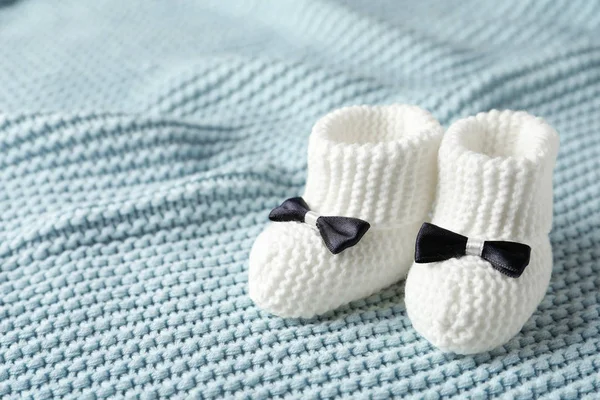 Chaussons Bébé Faits Main Sur Plaid Doux Espace Pour Texte — Photo