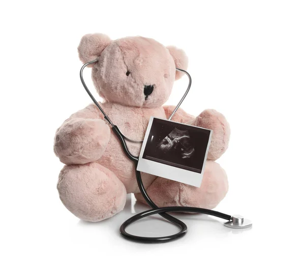 婴儿和玩具泰迪熊在白色背景的超声波照片 怀孕的概念 — 图库照片