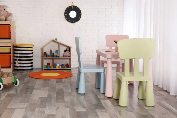 Interior Moderno Habitación Infantil Con Mesa Taburetes — Foto de Stock