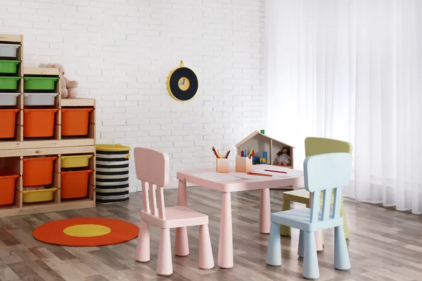 Interior Moderno Habitación Infantil Con Mesa Taburetes — Foto de Stock