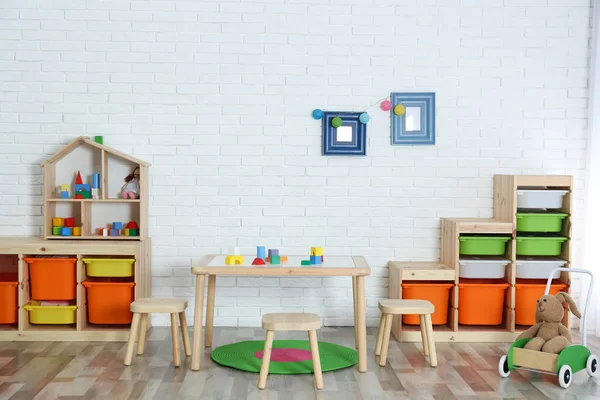 Moderne Kinderzimmereinrichtung Mit Tisch Und Hockern — Stockfoto