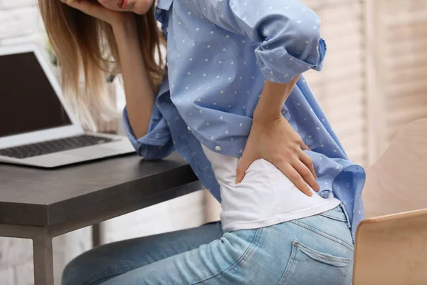 Jovem Mulher Sofrendo Dor Nas Costas Escritório Close — Fotografia de Stock