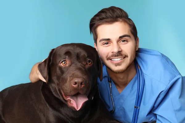 Tierarzt Doc Mit Hund Auf Farbigem Hintergrund — Stockfoto