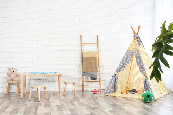 Interior Acolhedor Quarto Das Crianças Com Mesa Bancos Barraca Jogo — Fotografia de Stock