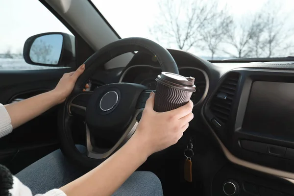Młoda Kobieta Prowadzenie Samochodu Picia Kawy Widok Zbliżenie Atmosfera Przytulny — Zdjęcie stockowe