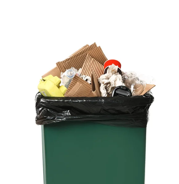 垃圾桶与垃圾在白色背景 废物回收利用 — 图库照片