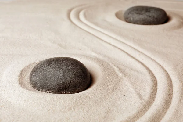 禅庭の石のパターンを持つ砂の上 瞑想と調和 — ストック写真
