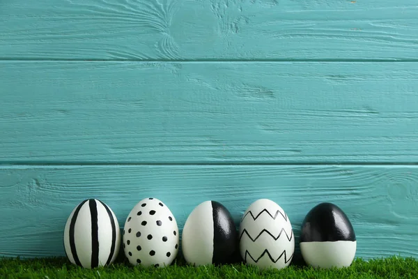 Boyalı Paskalya Yumurtaları Ahşap Arka Plan Metin Için Yer Yeşil — Stok fotoğraf