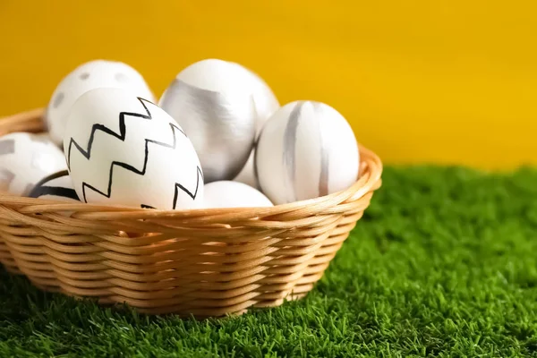 Wicker Basket Painted Easter Eggs Green Lawn Color Background Closeup — Stock Photo, Image