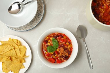 Chili con carne ve tortilla cips ışık arka plan üzerinde düz yatıyordu kompozisyonu