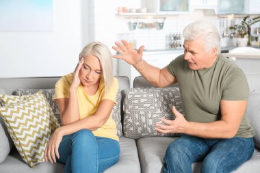 Olgun çift evde savunarak. İlişki sorunları