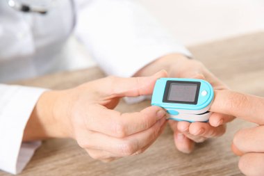 Hastanede, closeup tıbbi cihaz ile kontrol adamın darbe doktor