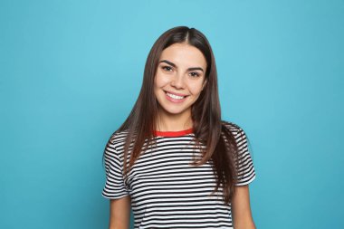Renk arka plan üzerinde gülüyor genç kadın portresi