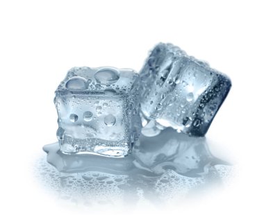 Beyaz arkaplanda kristal berrak buz küpleri