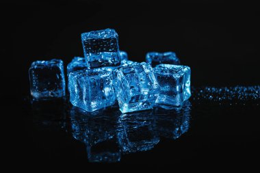 Siyah arka plan üzerine berrak buz küpleri yığını