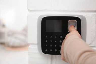 Alarm sistemi evde, closeup üzerinde tarama parmak izi dostum. Metin için yer