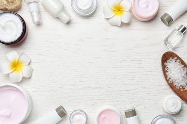Vücut bakım ürünleri ve beyaz ahşap zemin üzerinde metin için yer düz yatıyordu kompozisyonu