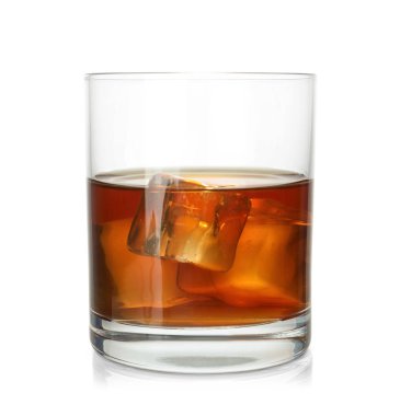 Scotch viski beyaz zemin üzerine cam