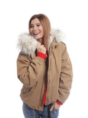 Beyaz arka plan üzerinde sıcak giysiler giyen genç kadın. Kış tatili için hazır