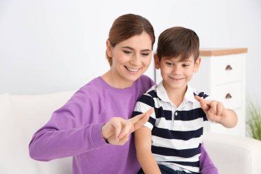 Anne ve çocuğu işaret dili kapalı yardımıyla konuşmayı işitme engelliler