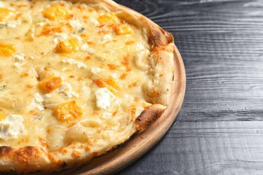 Sıcak peynir pizza Margherita ahşap masa, closeup üzerinde