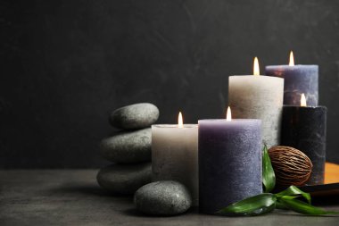 Tabloda, metin için yer mumlar yanan ile spa kompozisyon