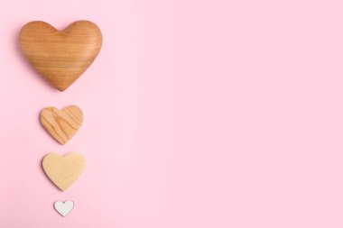 Dekoratif ahşap kalpleri üzerinde renk arka plan, metin için yer ile üstten görünüm