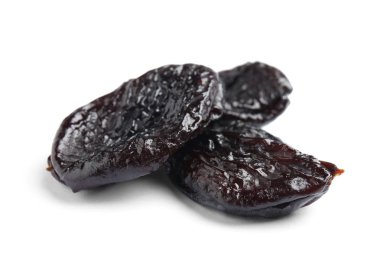 Beyaz zemin üzerine lezzetli Kuru Erik. Kurutulmuş meyve sağlıklı çerez olarak