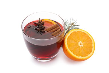Köknar dalı ve turuncu beyaz izole mulled şarap
