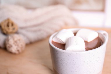 Aromatik kakao marshmallows bulanık arka planda, closeup ile fincan. Metin için yer