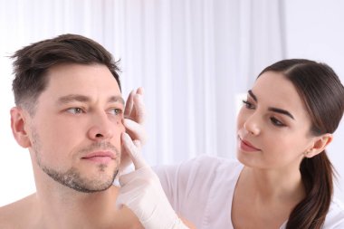 Doktor muayene hasta Kliniği, closeup görünümü. Dermatolog ziyaret