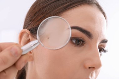 Yüzünde renk arka plan dekoratif kalbinde olan kadın