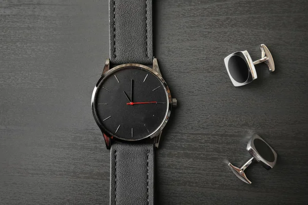 スタイリッシュな腕時計と木製の背景 上面にカフスボタン ファッション アクセサリー — ストック写真