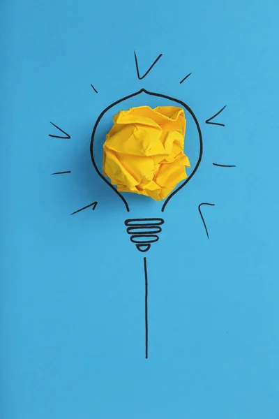 紙を丸めて球と電球の色の背景 平面図上の図面の構成 クリエイティブのコンセプト — ストック写真