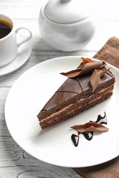 Teller Mit Hausgemachtem Schokoladenkuchen Auf Dem Tisch — Stockfoto