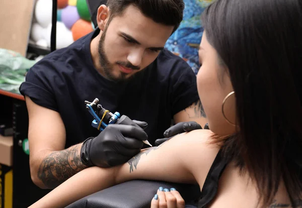 Artista Profesional Haciendo Tatuaje Con Máquina Salón — Foto de Stock