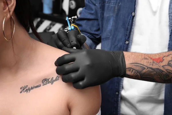 Artista Profesional Haciendo Tatuaje Salón Primer Plano — Foto de Stock