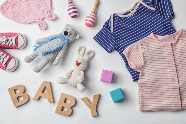 Platt Låg Sammansättning Med Babykläder Och Tillbehör Vit Bakgrund — Stockfoto