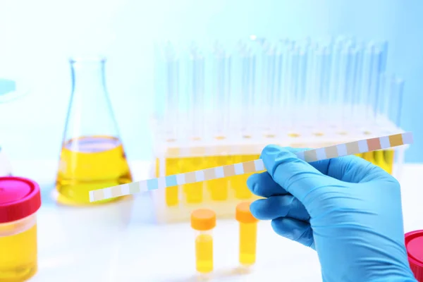 Laboratory Assistant Holding Litmus Paper Analysis Table Closeup — Stock Photo, Image