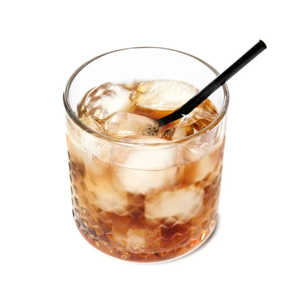 Glas Verfrissende Cola Met Ijsblokjes Stro Witte Achtergrond — Stockfoto