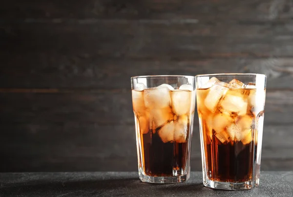 Gläser Mit Erfrischender Cola Mit Eiswürfeln Auf Dem Tisch Raum — Stockfoto