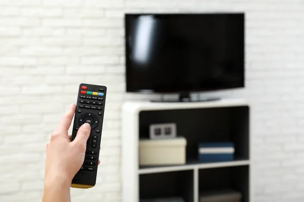 Mujer Cambiando Canal Televisión Con Control Remoto Sala Estar Enfoque — Foto de Stock