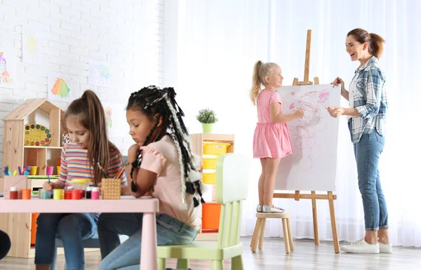 Professeur Femelle Avec Enfant Près Chevalet Leçon Peinture Intérieur — Photo