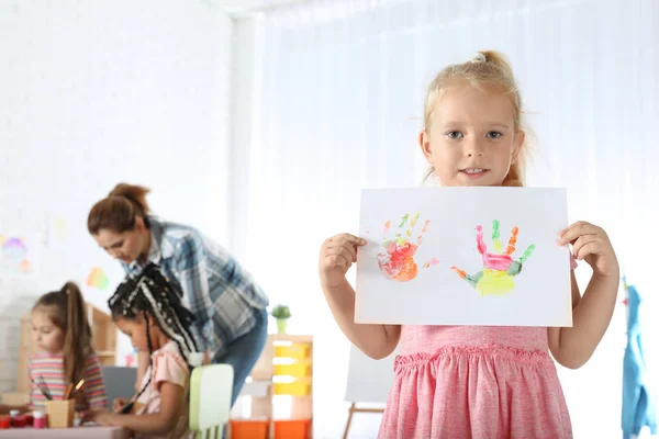 Female Teacher Child Easel Painting Lesson Indoors — Stock Photo, Image