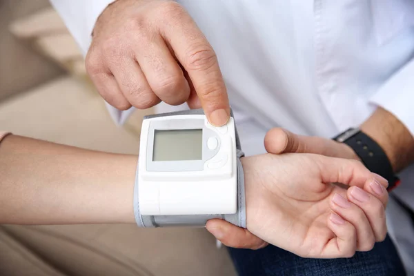 Médico Revisando Pulso Mujer Joven Con Dispositivo Médico Interior Primer — Foto de Stock