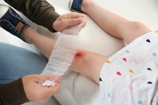 Father Applying Bandage Daughter Injured Knee Home Closeup First Aid — Stock Photo, Image