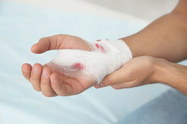 Ung Man Med Bandage Skadade Hand Klinik Närbild Första Hjälpen — Stockfoto