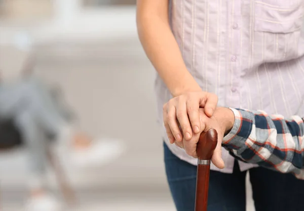 Femme Soignante Avec Homme Âgé Concentrez Vous Sur Les Mains — Photo