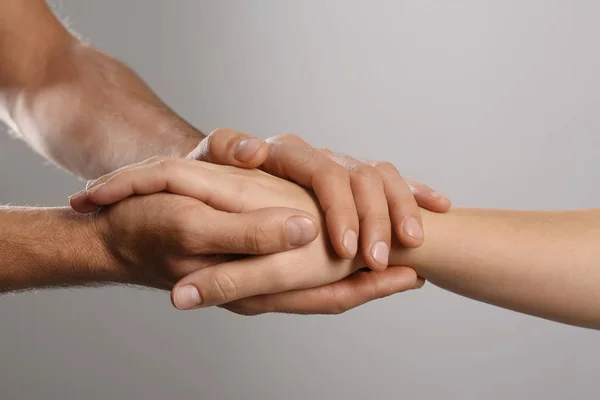 Uomo Donna Confortante Sfondo Grigio Primo Piano Delle Mani Concetto — Foto Stock